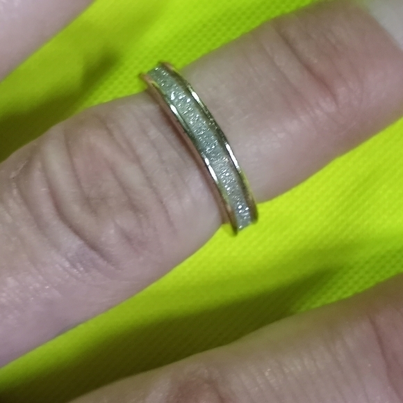 Goldtone silver glitter band ring size 7 - Picture 2 of 5